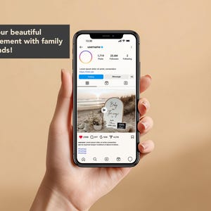 Peut inclure: Un smartphone affiche une publication Instagram avec une annonce de grossesse. L'&eacute;cran montre une sc&egrave;ne de plage avec un panneau indiquant "B&eacute;b&eacute; en route !" et le texte "Partagez votre belle annonce avec votre famille et vos amis !"