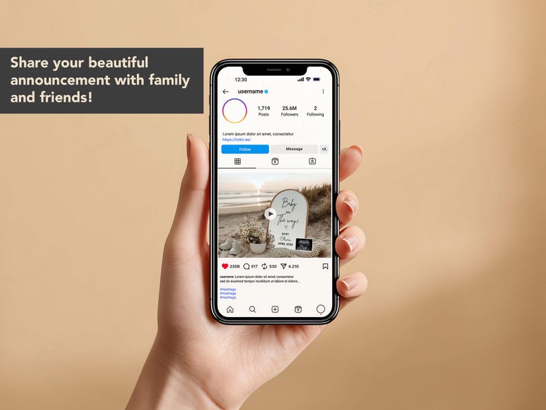 Peut inclure: Un smartphone affiche une publication Instagram avec une annonce de grossesse. L'&eacute;cran montre une sc&egrave;ne de plage avec un panneau indiquant "B&eacute;b&eacute; en route !" et le texte "Partagez votre belle annonce avec votre famille et vos amis !"