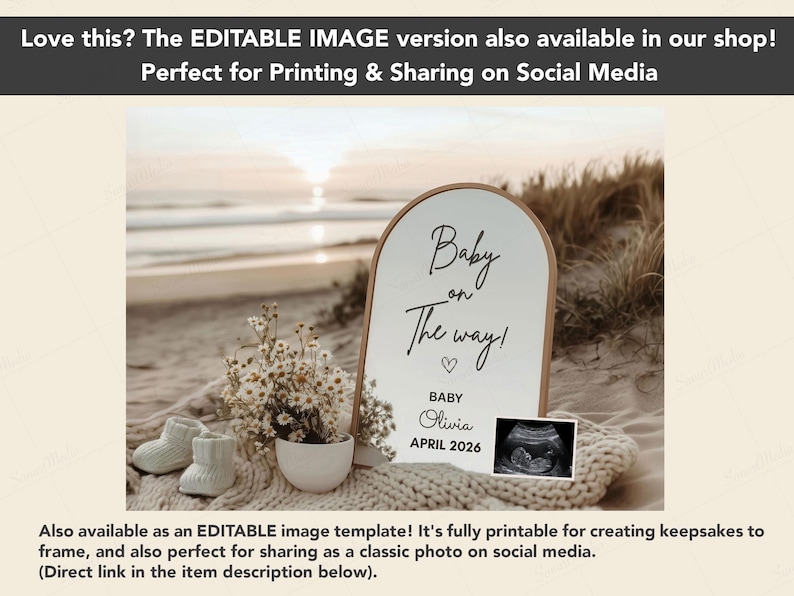 Peut inclure: Un panneau en bois avec le texte "Baby on The way!" et un symbole de c&oelig;ur. Le panneau comprend le nom "Olivia" et la date "AVRIL 2026". L'image pr&eacute;sente &eacute;galement des chaussons de b&eacute;b&eacute;, des fleurs et une image d'&eacute;chographie, le tout sur fond de plage.