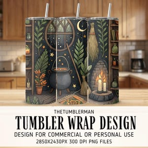 Puede incluir: Un juego de tres vasos de acero inoxidable con un diseño envolvente de temática bruja. El diseño incluye un caldero, una escoba, una chimenea y un cielo estrellado. El texto "TUMBLER WRAP DESIGN" se muestra en la parte inferior.