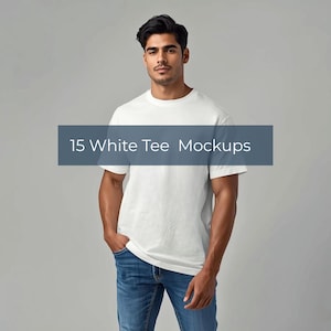 Puede incluir: Una persona con una camiseta blanca de cuello redondo y vaqueros azules. El texto "15 White Tee Mockups" se muestra en una pancarta rectangular azul oscuro. La persona está de pie con una mano en el bolsillo.