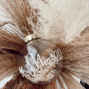 Boule déco, idée cadeau, fleurs séchées, décoration, décorer beige, cadeau anniversaire, cintre, pièce déco, idées cadeaux