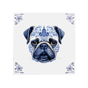 Può includere: Un carlino bianco con un motivo floreale blu e bianco sul viso. Lo sfondo è bianco con quattro fiori blu e bianchi negli angoli.