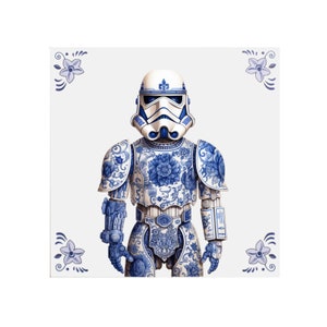 Puede incluir: Una figura de Stormtrooper de estilo porcelana blanca y azul con intrincados diseños florales. La figura está de pie sobre un fondo blanco.