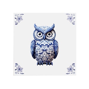Könnte beinhalten: Eine blaue und weiße Eule mit komplizierten Blumenmustern, ein traditionelles niederländisches Delftware-Design. Die Eule befindet sich auf einem weißen Hintergrund mit blauen Blumenakzenten in den Ecken.