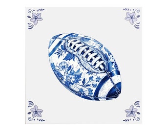 Könnte beinhalten: Ein blauer und weißer Keramik-Fußball mit Blumenmuster. Der Fußball befindet sich auf einem weißen Hintergrund mit blauen Blumenakzenten in den Ecken.