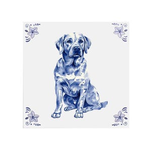 Könnte beinhalten: Quadratische, weiße Keramikfliese mit einer Aquarellillustration eines Labrador Retrievers in Blautönen. Dekorative florale Eckakzente in Blau und Lila. Der Hund ist sitzend dargestellt.
