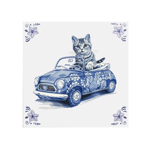 Op de afbeelding: Blauw en witte keramische tegel met een tabby kat in een blauwe cabriolet. De auto is versierd met bloemmotieven. De tegel heeft een witte achtergrond met bloemenhoekaccenten.