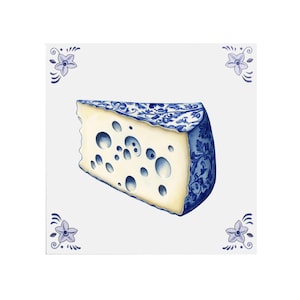 Könnte beinhalten: Ein Stück Blauschimmelkäse mit einem dekorativen blauen und weißen Muster auf der Rinde. Der Käse hat eine hellgelbe Farbe und ist voller Löcher.