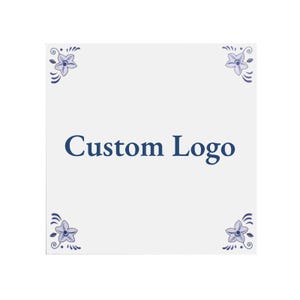 Può includere: Piastrella di ceramica bianca con un motivo floreale blu in ogni angolo. La piastrella ha il testo "Custom Logo" in lettere blu al centro.