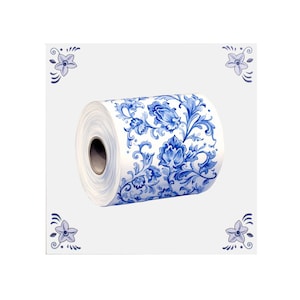 Puede incluir: Un rollo de papel blanco con un patrón floral azul y blanco. El papel está enrollado y el extremo es visible.