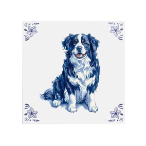 Peut inclure: Illustration bleue et blanche d'un chien de montagne bernois assis sur un fond blanc avec des accents floraux bleus.