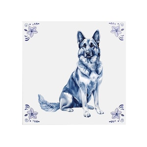 Può includere: Un'illustrazione ad acquerello blu e bianca di un pastore tedesco seduto con la testa leggermente inclinata di lato. Il cane è circondato da motivi floreali blu e bianchi.