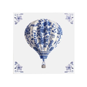 Puede incluir: Un globo aerostático de porcelana azul y blanco con diseños florales. El globo está sobre un fondo blanco.