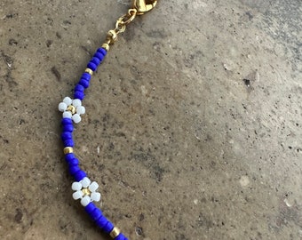 Daisy rocaille choker | blauwe, witte en gouden kralen met gouden karabijnsluiting