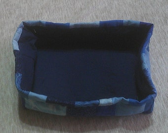 Panier de rangement en tissu bleu.