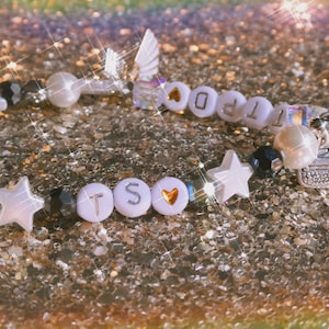 pulseira da amizade • poetas • coleção personalizada onze • pulseira com pingentes de máquina de escrever, vestido, orbe, borboleta, Londres, escrita e carta de amor