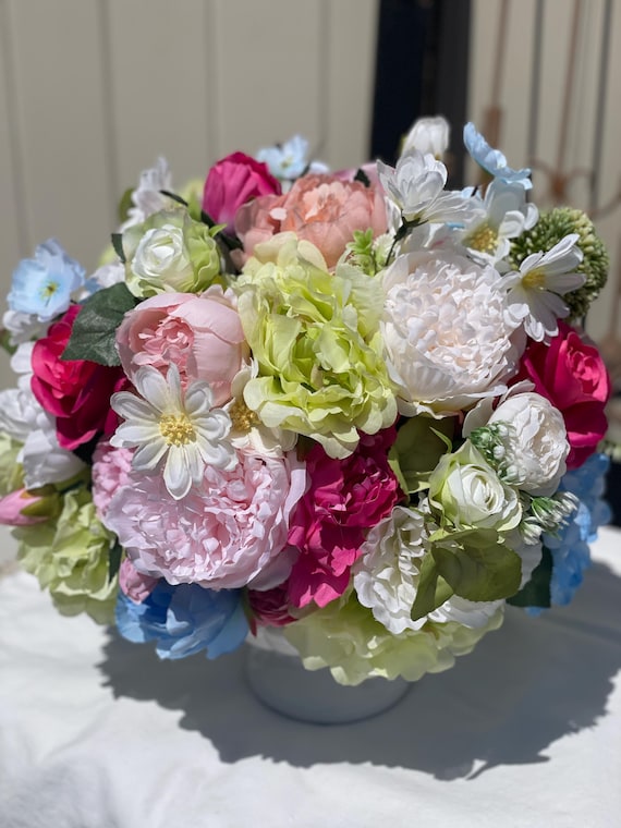 Everyday floral arrangement, luxurious artificial arrangement, artificial flowers, everyday centerpiece, centerpiece with hydrangeas