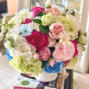 Everyday floral arrangement, luxurious artificial arrangement, artificial flowers, everyday centerpiece, nearly natural floral arrangement