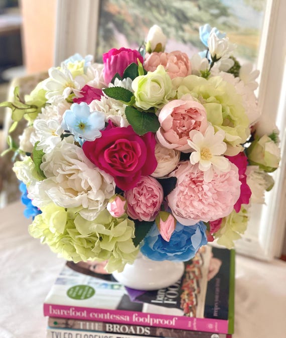 Everyday floral arrangement, luxurious artificial arrangement, artificial flowers, everyday centerpiece, nearly natural floral arrangement