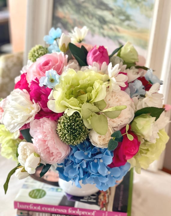 Everyday floral arrangement, luxurious artificial arrangement, artificial flowers, everyday centerpiece, nearly natural floral arrangement