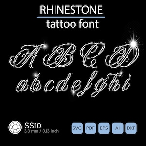 Può includere: Un grafico digitale con il testo RHINESTONE tattoo font, che mostra le lettere maiuscole A, B, C, D e minuscole dalla a alla i in uno stile corsivo composto da punti bianchi. Include SS10 3,3 mm e formati file SVG, PDF, EPS, AI, DXF.