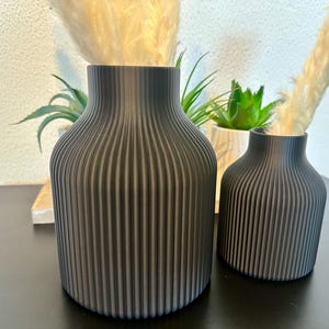 3D printed vase in black – Modern decorative vase with grooved structure – Minimalist home decoration – Scandinavian style – Gift