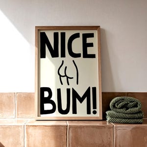 Stampa artistica Nice Bum, decorazione divertente per il bagno, arte murale per il bagno, decorazione divertente per il dormitorio del college, arredamento carino per la casa, stampa con citazione divertente, poster da parete