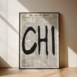 Pode incluir: Uma impressão emoldurada apresentando uma página de jornal vintage do The Chicago Times com as letras grandes, em negrito e pintadas à mão em preto CHI sobrepostas no centro. O texto é impresso em colunas com uma fonte serifada clássica em papel envelhecido.