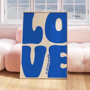 Funky Retro Blau Liebe ist alles, was Sie brauchen Druck, Vintage Liebe Zitat Wandkunst, 70er Jahre inspiriertes Plakat, mutiges romantisches Dekor trendiges Geschenk Coole Raumkunst