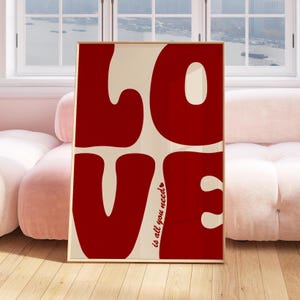 Impresión retro con frase "Love Is All You Need" en rojo, arte mural vintage con cita de amor, póster inspirado en los años 70, decoración romántica audaz, regalo moderno y arte para habitación.