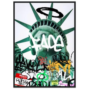 Stampa murale raffigurante la Statua della Libertà, graffiti di New York City, street art urbana, decorazioni audaci di New York, poster moderno con graffiti, paesaggio urbano di tendenza di New York.
