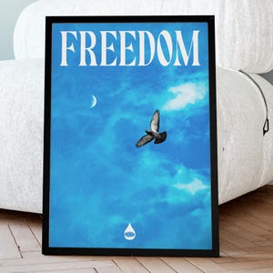 Arte murale con testo Freedom, poster di poesia Blue Sky Dove, stampa collage minimalista moderna, arte delle nuvole, decorazioni estive ispiratrici, arte con citazioni positive