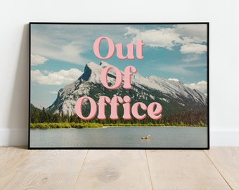 Out of Office Landschaftswandkunst, Vintage rosa Text, körneriger lustiger typografischer Druck, Bergposter, Tagtraum-Reisedekor