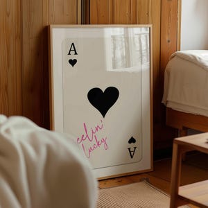 Feeling Lucky Herz Ass Wandkunst, rosa Text Spielkarte Druck, lustiges Poker Zimmer Dekor, Vintage Stil Wohnzimmer Kunst, cooles Kasino Poster