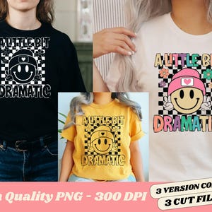 Puede incluir: Tres camisetas en negro, blanco y amarillo, cada una con un diseño gráfico. El diseño incluye una carita sonriente con sombrero, sobre un fondo a cuadros, con las palabras "A Little Bit Dramatic".