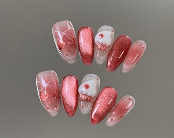 Uñas postizas con diseño de cupcakes de cereza: Juego de uñas con efecto almendra y efecto ojo de gato