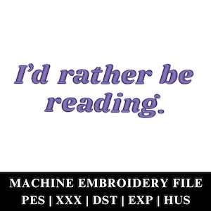 Peut inclure: Fond blanc avec l'inscription violette "I'd rather be reading." En dessous, une barre noire affiche "MACHINE EMBROIDERY FILE" et les abréviations des types de fichiers.
