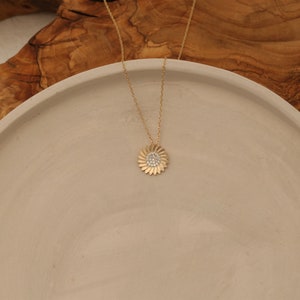 Collar de girasol, collar de girasol chapado en oro de 14K, collar minimalista, regalo del Día de las Madres, regalo para mamá, collar de cadena de oro de 14k imagen 4