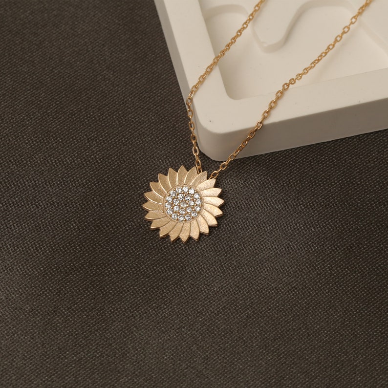 Collar de girasol, collar de girasol chapado en oro de 14K, collar minimalista, regalo del Día de las Madres, regalo para mamá, collar de cadena de oro de 14k imagen 3