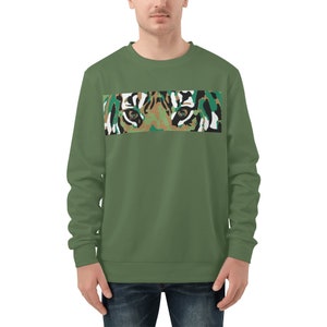 Op de afbeelding: Een groen sweatshirt met een camouflage-tijgeroogprint over de borst.