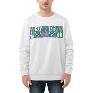 Op de afbeelding: Witte trui met een groene en paarse tijgeroogprint over de borst.