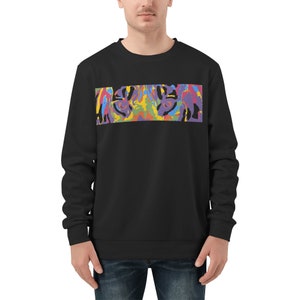 Op de afbeelding: Een zwart sweatshirt met lange mouwen met een kleurrijke tijgeroogprint over de borst.