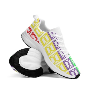 Op de afbeelding: Witte sportschoenen met een kleurrijk geometrisch patroon. Het patroon heeft rode, gele, paarse en groene vierkanten op een witte achtergrond.