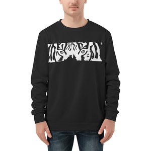 Op de afbeelding: Zwart sweatshirt met een witte tijgergezichtsprint. De ogen van de tijger hebben een kroonontwerp.