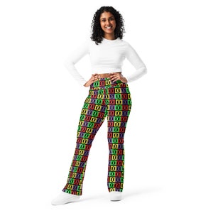 Op de afbeelding: Zwarte leggings met een kleurrijk geometrisch patroon met vierkanten in tinten rood, geel, groen en paars. Het patroon wordt over de hele lengte van de leggings herhaald.