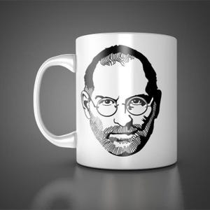 Può includere: Tazza in ceramica bianca con un ritratto in bianco e nero di un uomo con occhiali e barba. La tazza ha un manico curvo ed è adatta per bevande calde o fredde. Ottima idea regalo.