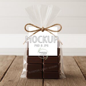 Mockup de etiqueta de presente quadrada de chocolate, pilha de balas de chocolate, mockup de etiqueta de presente minimalista e neutra, PSD com objeto inteligente e JPG, etiqueta quadrada para pendurar.