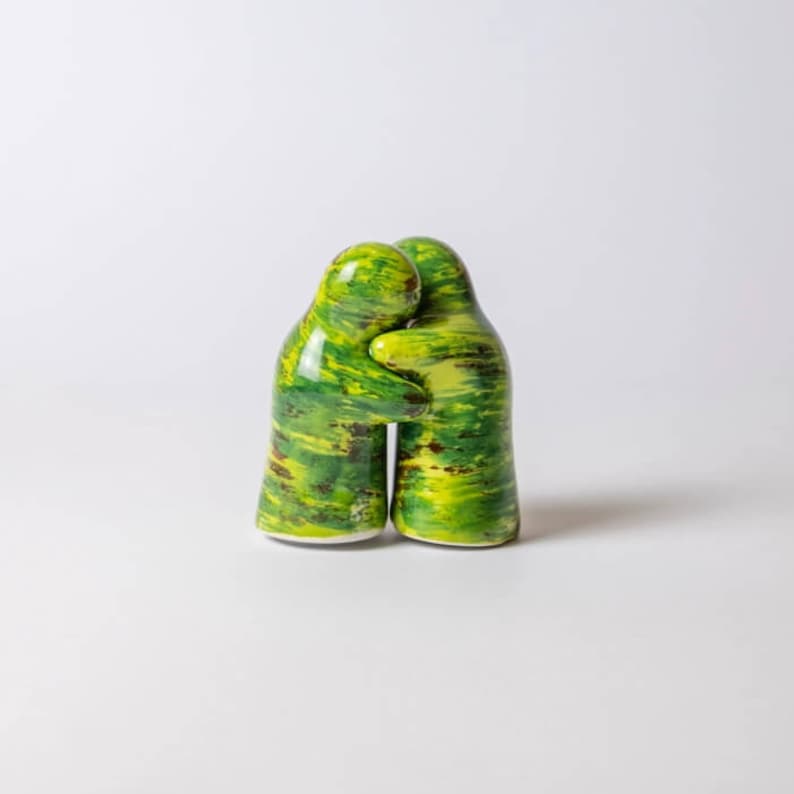 Salzstreuer und Pfefferstreuer Keramik Umarmung Lovers freundliche Geister Höhe: 9cm Geschenkidee handbemalt handgemacht in Spanien Grün Amazonas