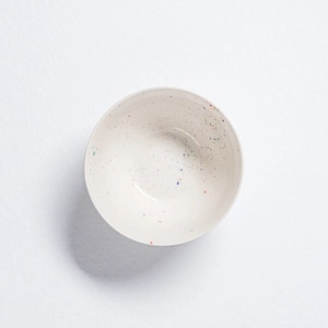 Peut inclure: Un bol en c&eacute;ramique blanche avec un motif mouchet&eacute; de points bleus, rouges et jaunes.